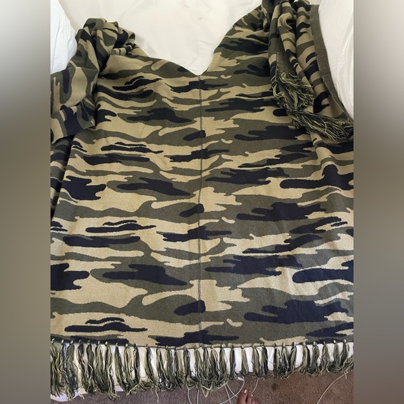 KERISMA CAMO SHAWL - Picture 4 of 4